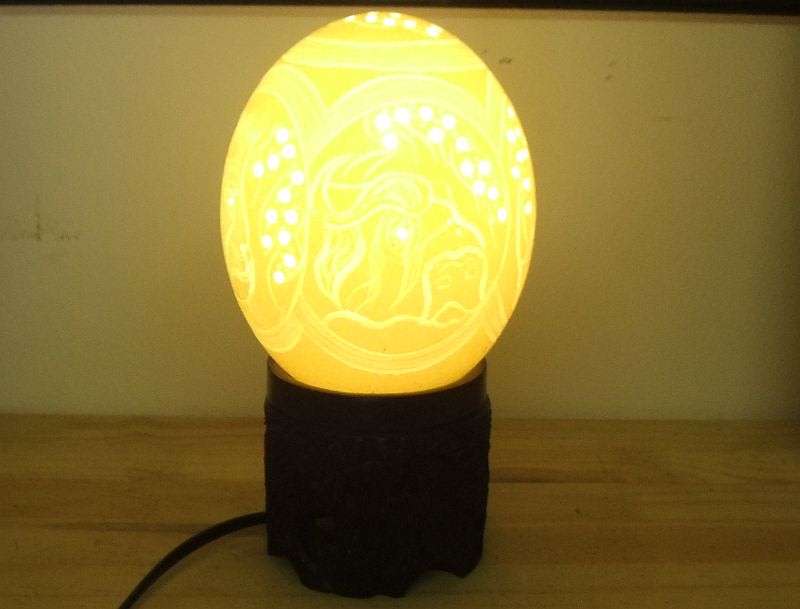 UNUSUAL !! A BEAUTIFULLY MADE CARVED OSTRICH EGG AND WOOD BASE ELECTRIC LAMP !! STUNNER !!
