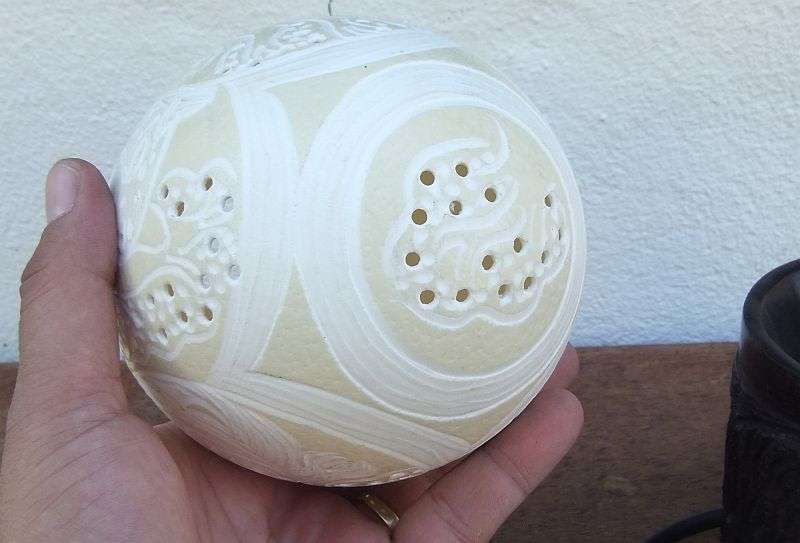 UNUSUAL !! A BEAUTIFULLY MADE CARVED OSTRICH EGG AND WOOD BASE ELECTRIC LAMP !! STUNNER !!