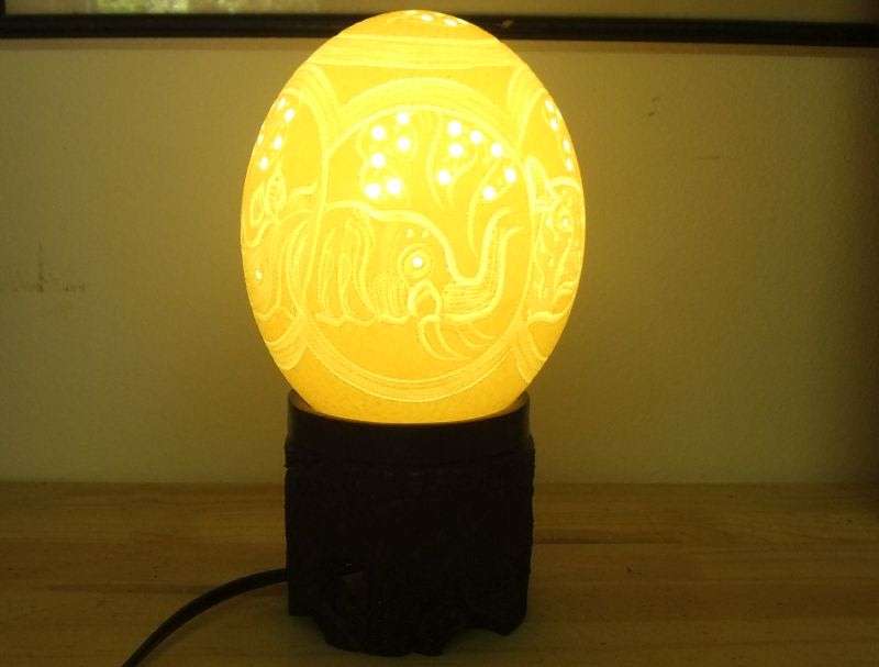 UNUSUAL !! A BEAUTIFULLY MADE CARVED OSTRICH EGG AND WOOD BASE ELECTRIC LAMP !! STUNNER !!
