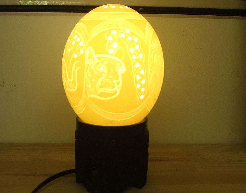 UNUSUAL !! A BEAUTIFULLY MADE CARVED OSTRICH EGG AND WOOD BASE ELECTRIC LAMP !! STUNNER !!
