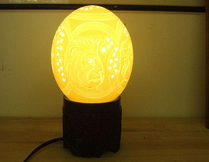 UNUSUAL !! A BEAUTIFULLY MADE CARVED OSTRICH EGG AND WOOD BASE ELECTRIC LAMP !! STUNNER !!