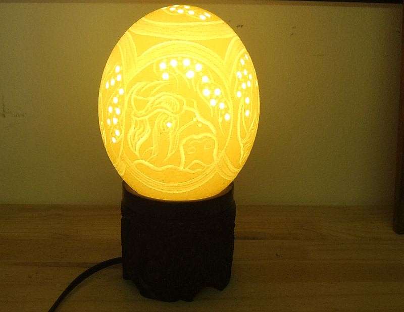 UNUSUAL !! A BEAUTIFULLY MADE CARVED OSTRICH EGG AND WOOD BASE ELECTRIC LAMP !! STUNNER !!