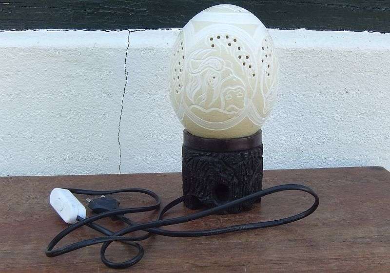 UNUSUAL !! A BEAUTIFULLY MADE CARVED OSTRICH EGG AND WOOD BASE ELECTRIC LAMP !! STUNNER !!