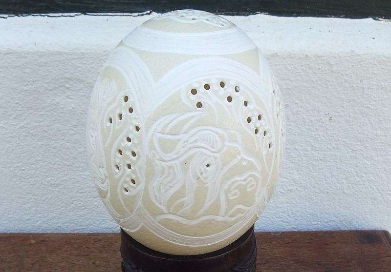 UNUSUAL !! A BEAUTIFULLY MADE CARVED OSTRICH EGG AND WOOD BASE ELECTRIC LAMP !! STUNNER !!