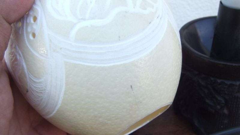 UNUSUAL !! A BEAUTIFULLY MADE CARVED OSTRICH EGG AND WOOD BASE ELECTRIC LAMP !! STUNNER !!