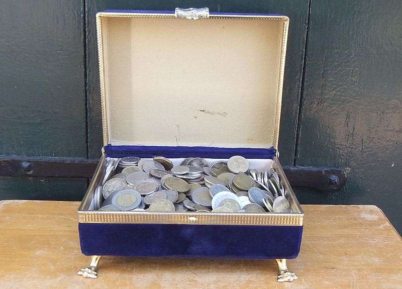 WICKED !! COLLECTION OF 440 WORLD COINS ..CANADA..AFRICAN..ENGLAND..USA..NEW ZEALAND !! BID FOR ALL