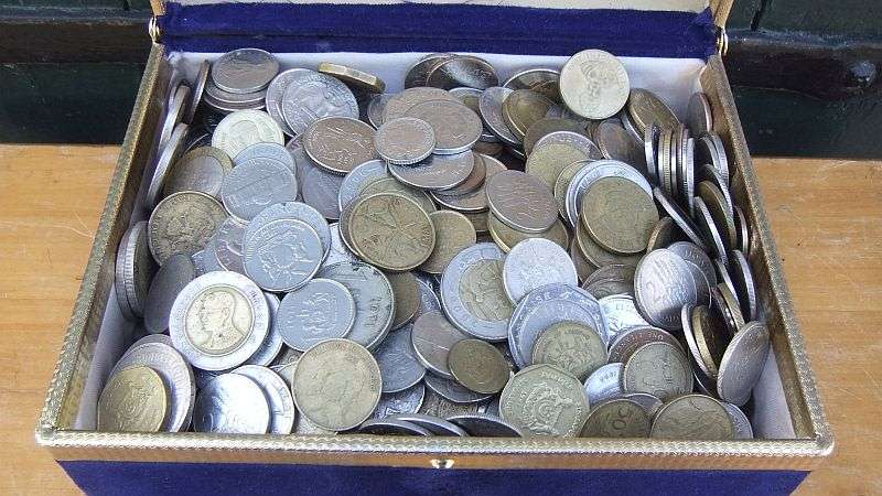 WICKED !! COLLECTION OF 440 WORLD COINS ..CANADA..AFRICAN..ENGLAND..USA..NEW ZEALAND !! BID FOR ALL