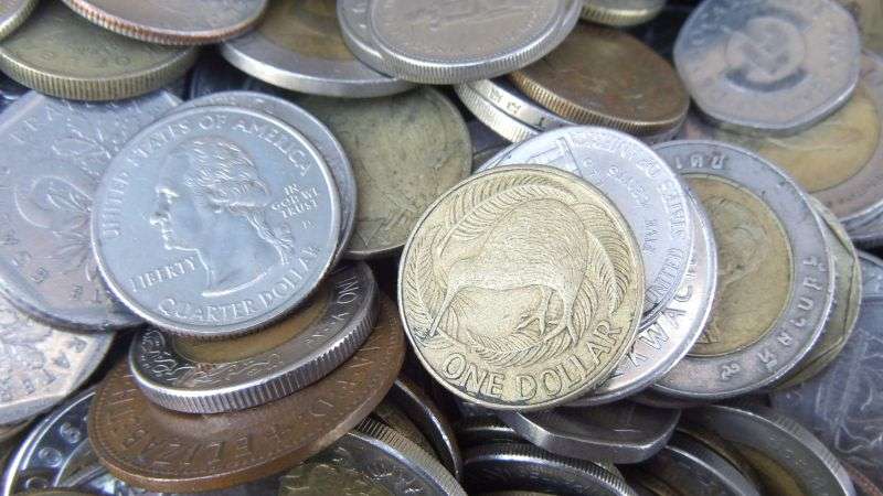 WICKED !! COLLECTION OF 440 WORLD COINS ..CANADA..AFRICAN..ENGLAND..USA..NEW ZEALAND !! BID FOR ALL