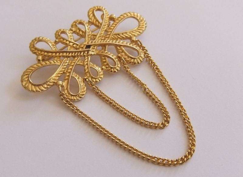 VINTAGE BROOCH - GOLD TONE - DANGLE