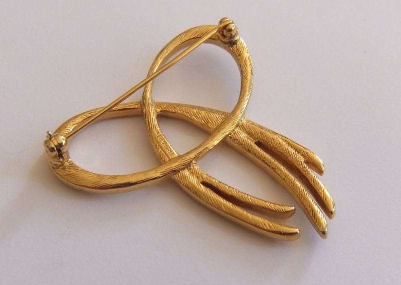 VINTAGE BROOCH - GOLD TONE BOW - BY TRIFARI
