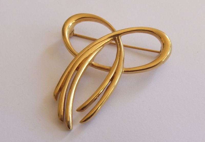 VINTAGE BROOCH - GOLD TONE BOW - BY TRIFARI
