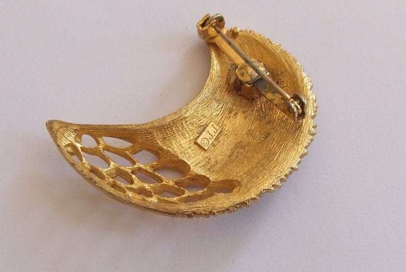 VINTAGE BROOCH - GOLD TONE