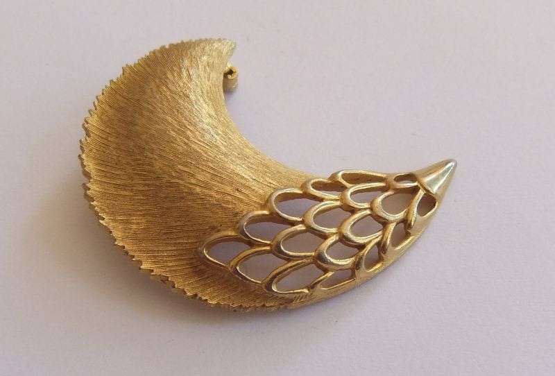 VINTAGE BROOCH - GOLD TONE