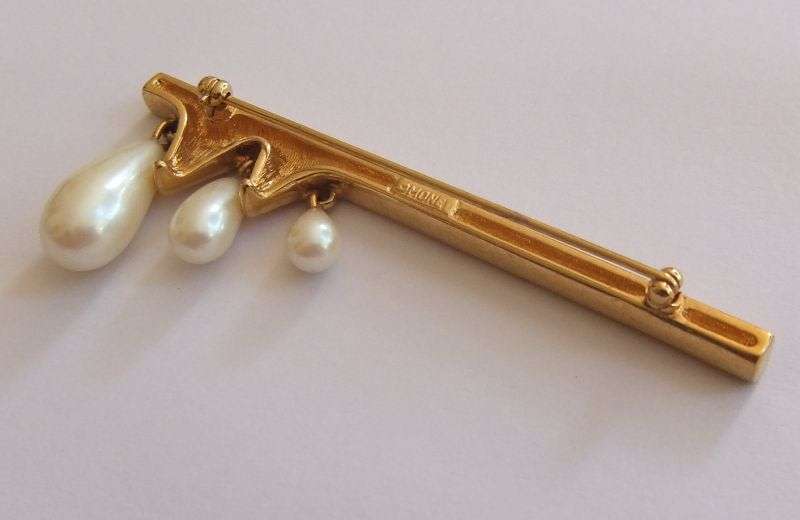 VINTAGE BROOCH - GOLD TONE - TEARDROP SHAPED FAUX PEARLS