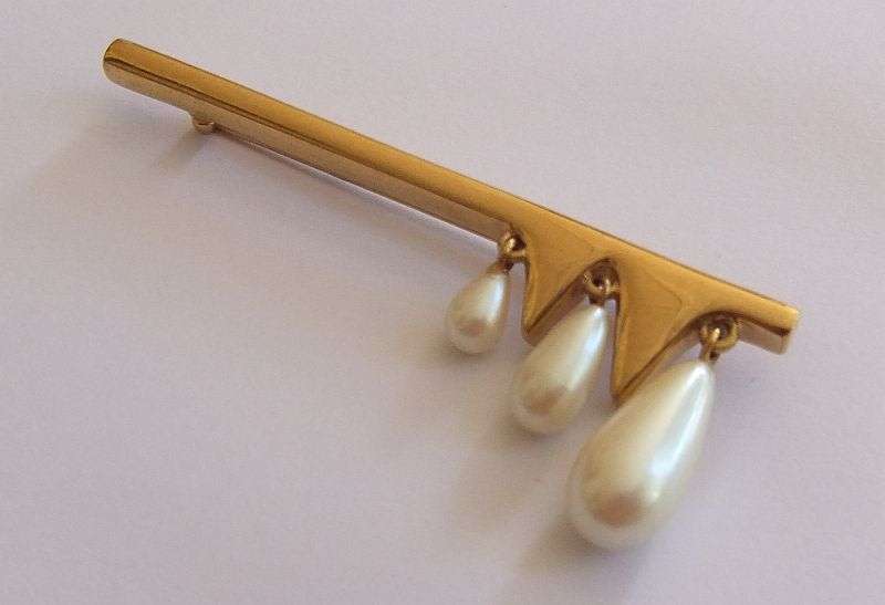 VINTAGE BROOCH - GOLD TONE - TEARDROP SHAPED FAUX PEARLS