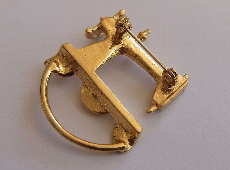 VINTAGE BROOCH - GOLD TONE - SEWING MACHINE