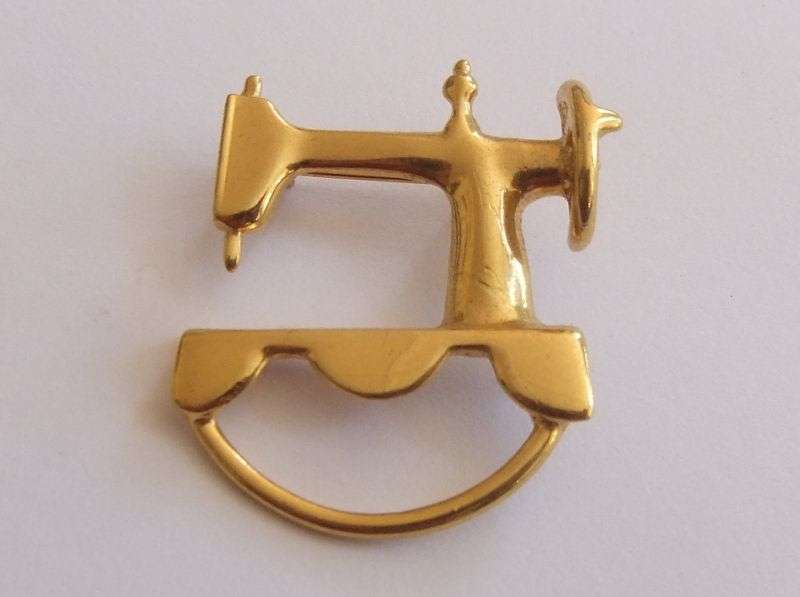 VINTAGE BROOCH - GOLD TONE - SEWING MACHINE