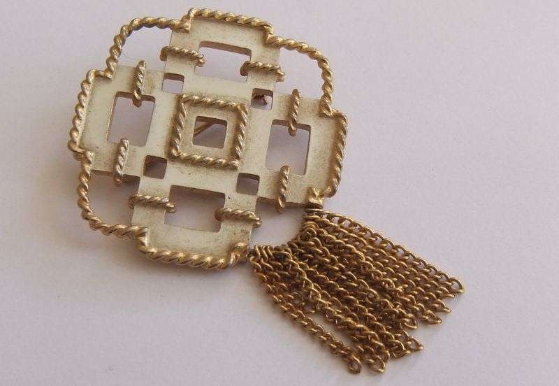 VINTAGE BROOCH - GOLD TONE - GENUINE AVON