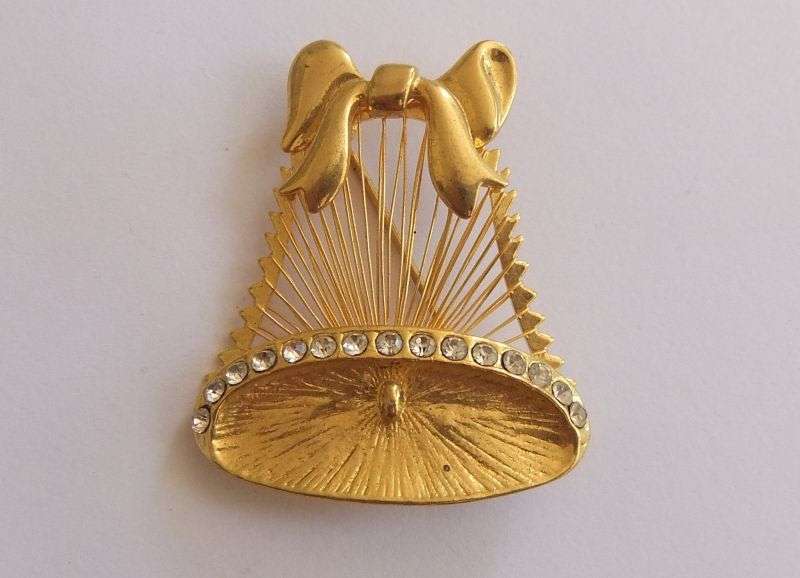 VINTAGE BROOCH - GOLD TONE - WEDDING BELL