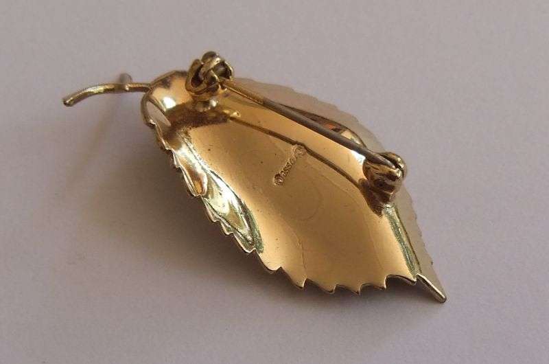 VINTAGE BROOCH - GOLD TONE - LEAF