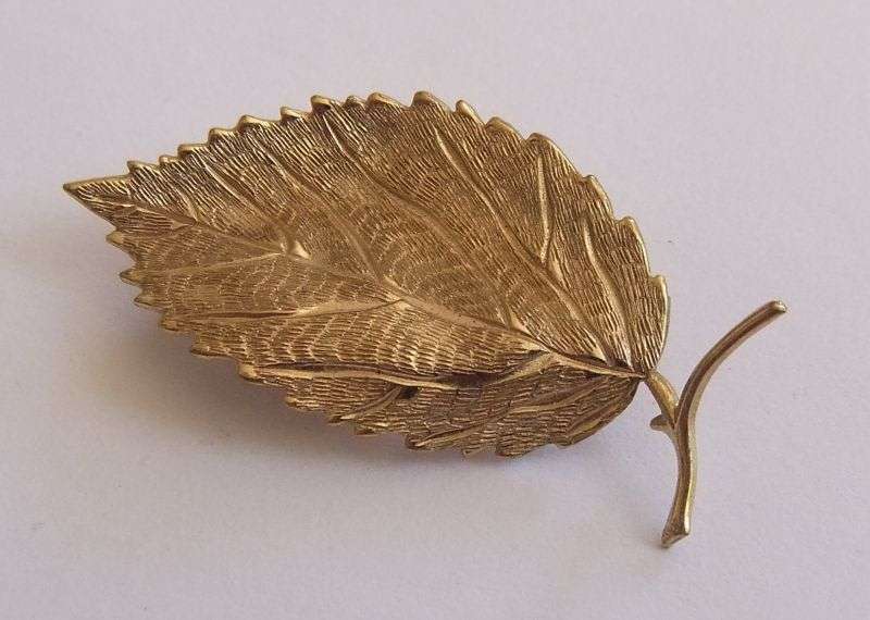 VINTAGE BROOCH - GOLD TONE - LEAF