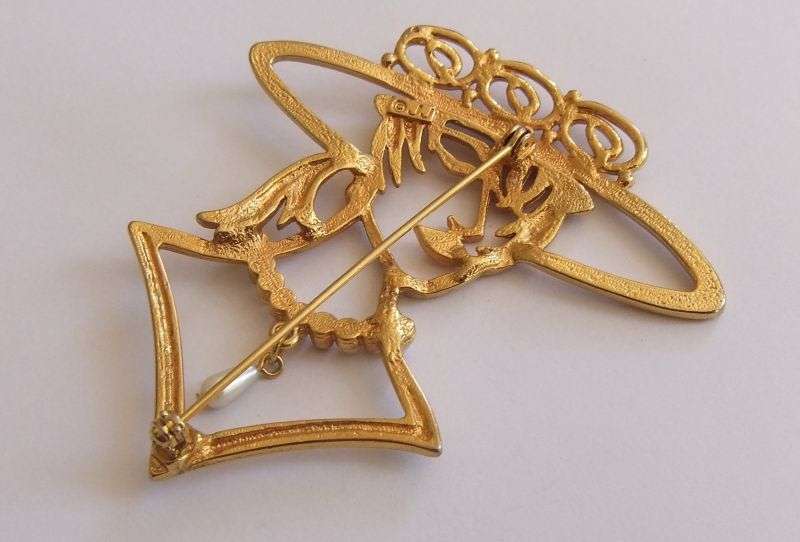 VINTAGE BROOCH - GOLD TONE - LADY FIGURE