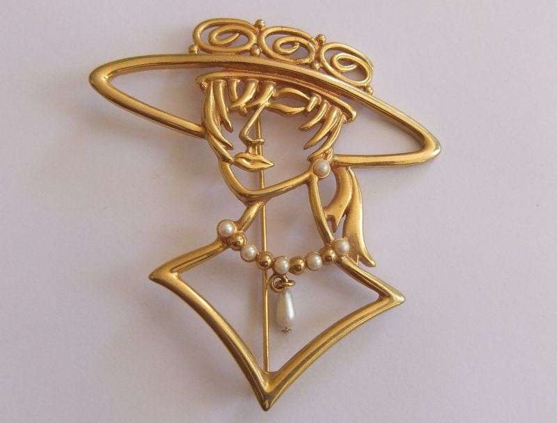 VINTAGE BROOCH - GOLD TONE - LADY FIGURE