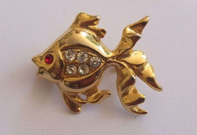 VINTAGE BROOCH - GOLD TONE FISH