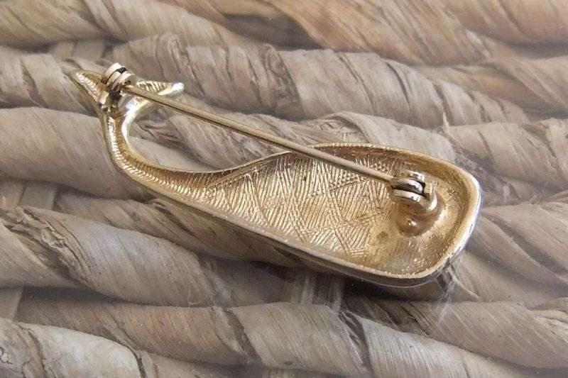 VINTAGE BROOCH - GOLD TONE - WHALE