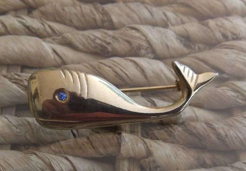 VINTAGE BROOCH - GOLD TONE - WHALE