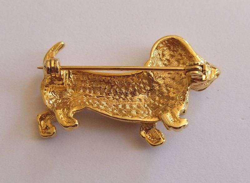 VINTAGE BROOCH - GOLD TONE - SAUSAGE DOG