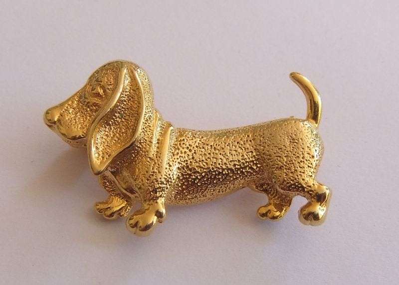 VINTAGE BROOCH - GOLD TONE - SAUSAGE DOG