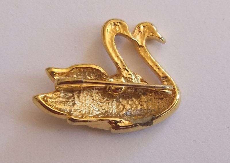 VINTAGE BROOCH - GOLD TONE - SWANS