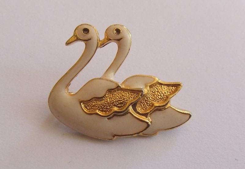 VINTAGE BROOCH - GOLD TONE - SWANS