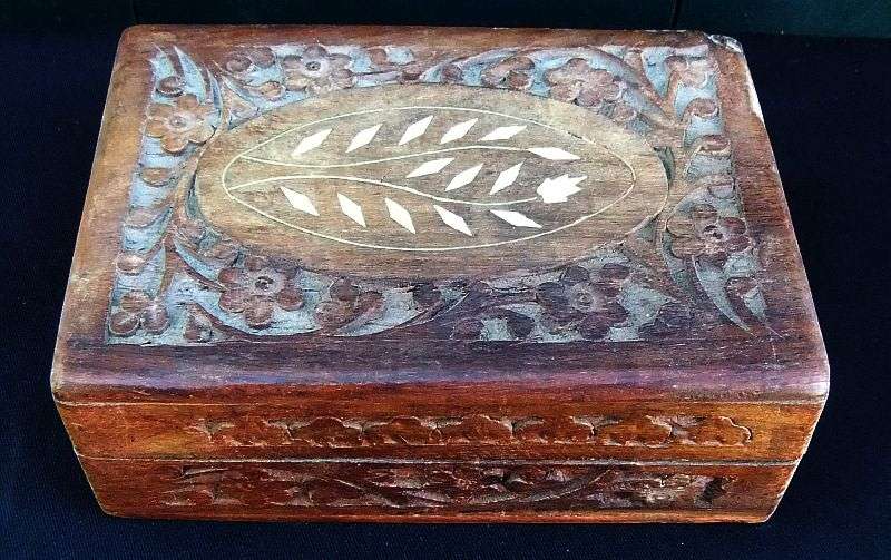 COOL !! A COLLECTION OF OVER 400 WORLD COINS IN A HAND CRAFTED WOODEN BOX !! BID FOR THE LOT !!