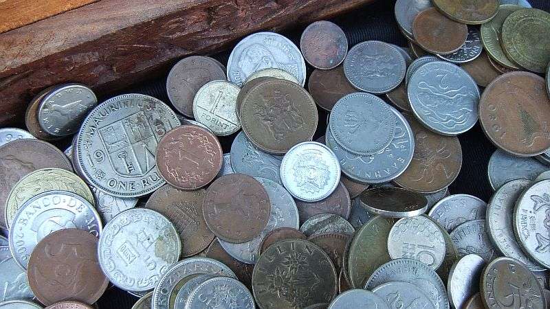 COOL !! A COLLECTION OF OVER 400 WORLD COINS IN A HAND CRAFTED WOODEN BOX !! BID FOR THE LOT !!