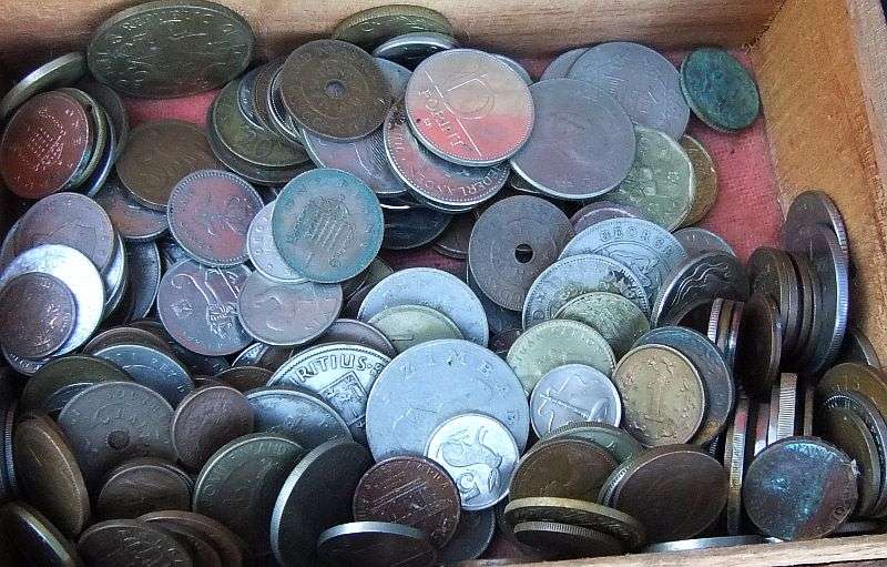 COOL !! A COLLECTION OF OVER 400 WORLD COINS IN A HAND CRAFTED WOODEN BOX !! BID FOR THE LOT !!