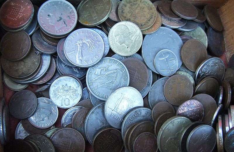 COOL !! A COLLECTION OF OVER 400 WORLD COINS IN A HAND CRAFTED WOODEN BOX !! BID FOR THE LOT !!