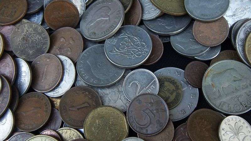 COOL !! A COLLECTION OF OVER 400 WORLD COINS IN A HAND CRAFTED WOODEN BOX !! BID FOR THE LOT !!