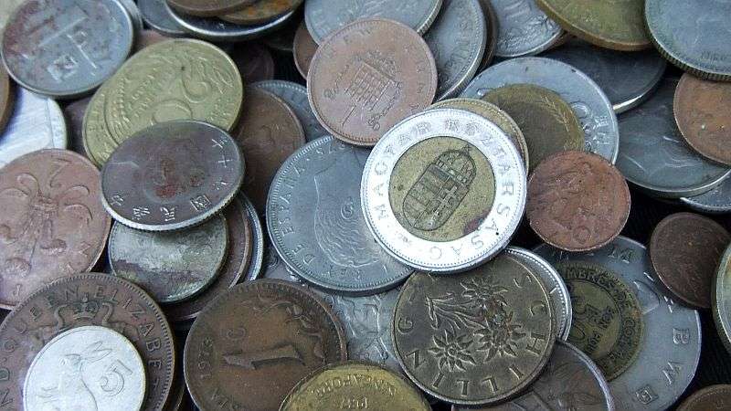 COOL !! A COLLECTION OF OVER 400 WORLD COINS IN A HAND CRAFTED WOODEN BOX !! BID FOR THE LOT !!