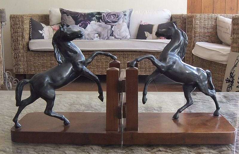 ABSOLUTELY BEAUTIFUL VINTAGE METAL HORSE AND WOOD BASE BOOKENDS IN SUPERB CONDITION !! WOW !! WOW !!