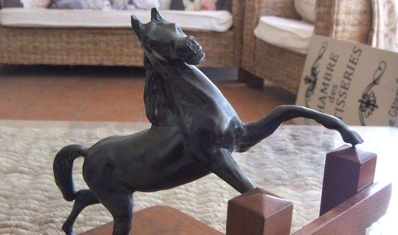 ABSOLUTELY BEAUTIFUL VINTAGE METAL HORSE AND WOOD BASE BOOKENDS IN SUPERB CONDITION !! WOW !! WOW !!