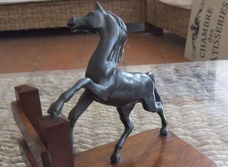 ABSOLUTELY BEAUTIFUL VINTAGE METAL HORSE AND WOOD BASE BOOKENDS IN SUPERB CONDITION !! WOW !! WOW !!