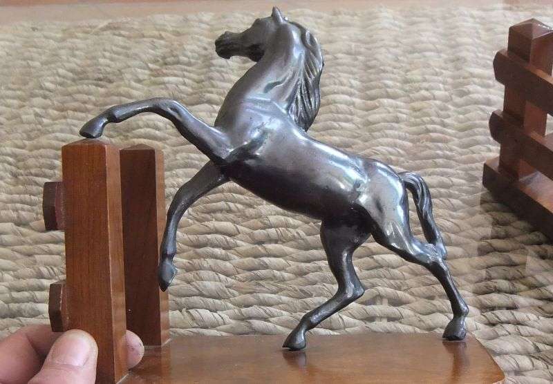 ABSOLUTELY BEAUTIFUL VINTAGE METAL HORSE AND WOOD BASE BOOKENDS IN SUPERB CONDITION !! WOW !! WOW !!