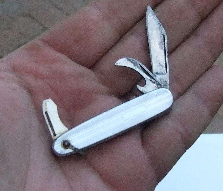 A COLLECTION OF SHARP OBJECTS...THROWING KNIFE ..BUTTERFLY KNIFE...DAGGER...RODGERS...ALL HERE !!!!