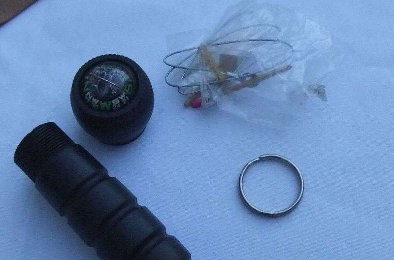 SO COOL !! THE KNIFE EVERY BOY WANTED DURING THE 1980`S ...COMPLETE WITH COMPASS ...RAMBO STYLE !!!