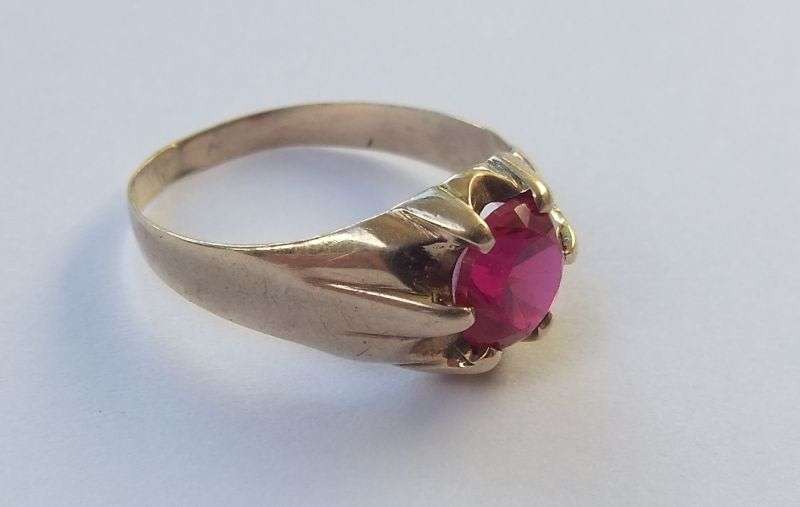 A FABULOUS VINTAGE 9CT GOLD RING SET WITH A REDDISH PINKISH FACETED STONE !! WOW !!