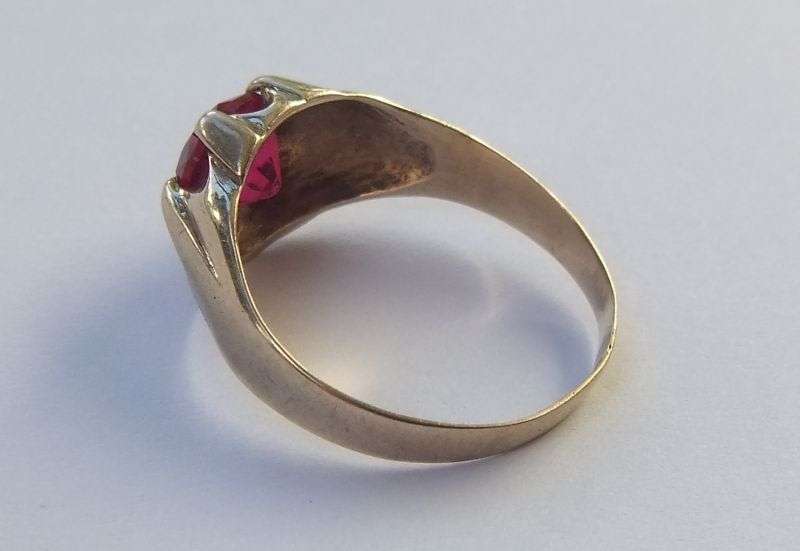A FABULOUS VINTAGE 9CT GOLD RING SET WITH A REDDISH PINKISH FACETED STONE !! WOW !!