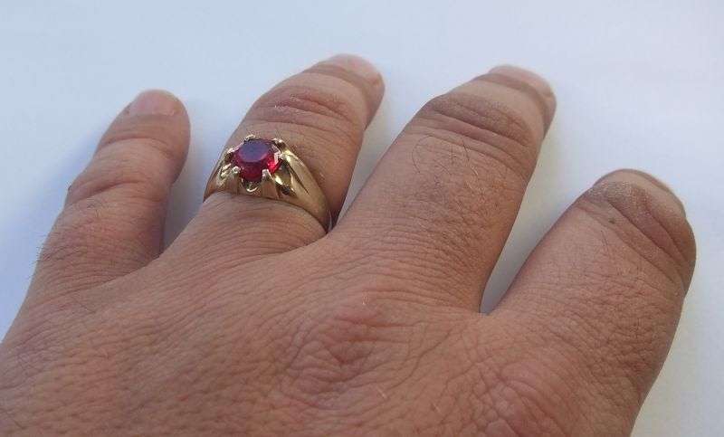 A FABULOUS VINTAGE 9CT GOLD RING SET WITH A REDDISH PINKISH FACETED STONE !! WOW !!