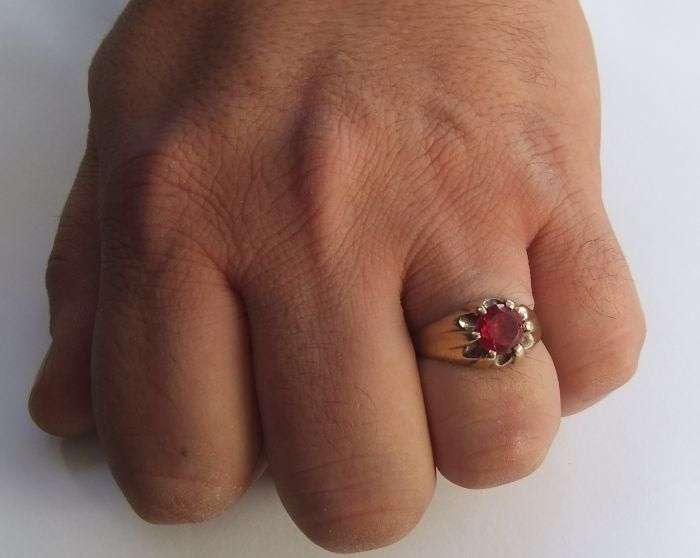 A FABULOUS VINTAGE 9CT GOLD RING SET WITH A REDDISH PINKISH FACETED STONE !! WOW !!